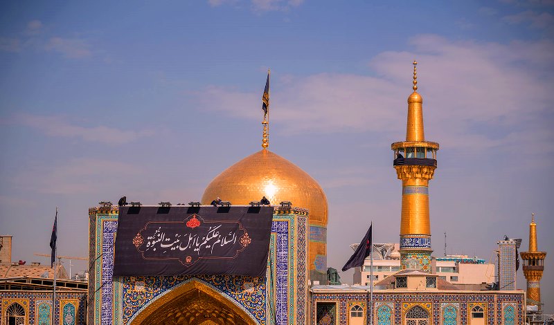  شاهد.. رفع لافتات العزاء في الحرم الرضوي الشريف