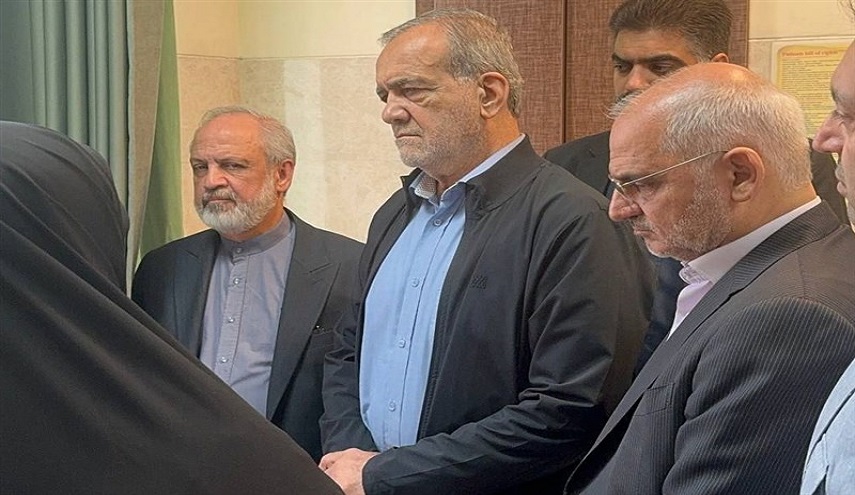  الرئيس الإيراني يزور جرحى الحادث الإرهابي في لبنان 