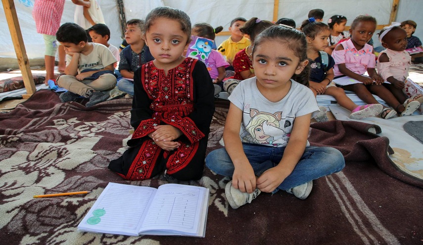 التلاميذ بلا مقاعد في غزة ولبنان
