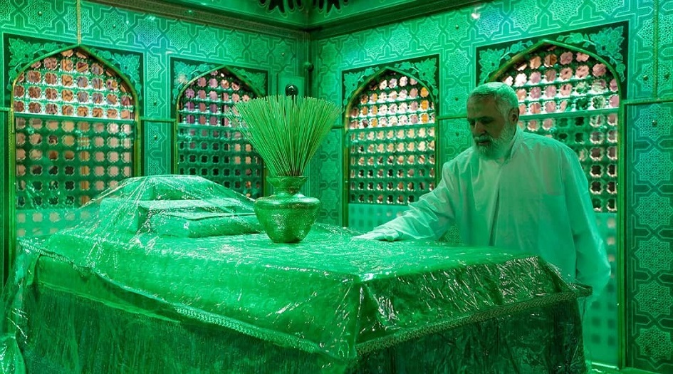 صورة لأمين العام الجديد لحزب الله الشيخ نعيم قاسم من مشاركة في تنظيف ضريح الإمام الرضا (ع)