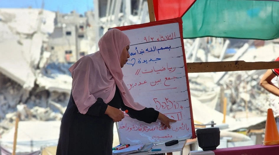 "ذا إنترسبت": بعد انهيار النظام التعليمي.. أهالي غزّة يدرّسون أطفالهم بأنفسهم