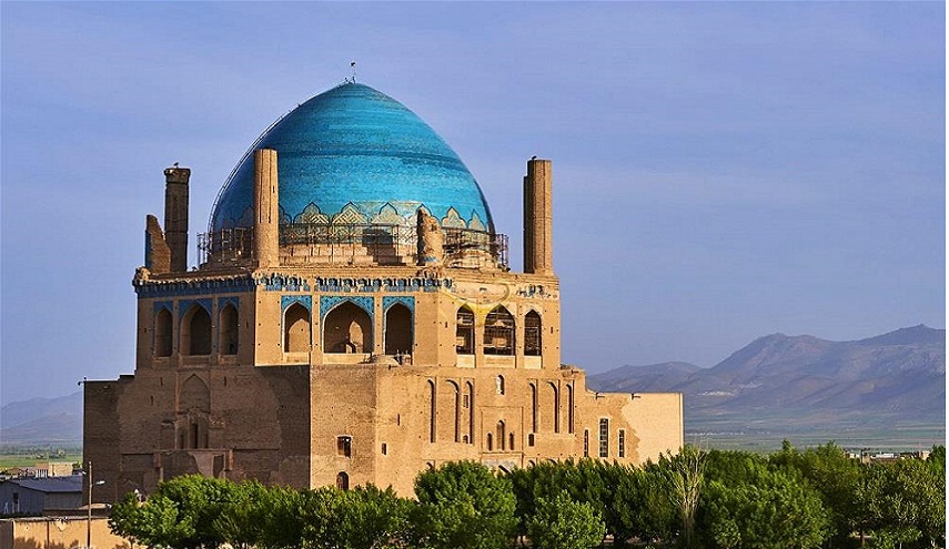 قبة فيروزية.. معلم مرئي من كل أرجاء المدينة