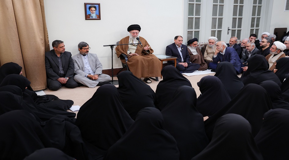 الامام الخامنئي يستقبل جمع من مدراء واساتذة وطلاب جامعة الزهراء عليها السلام