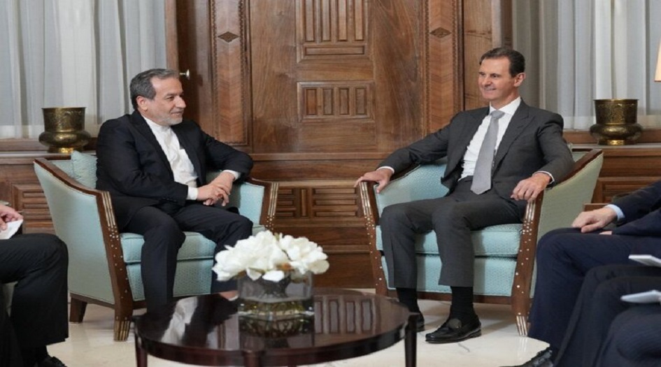 وزير الخارجية الايراني يقدم هدية للرئيس السوري بشار الاسد