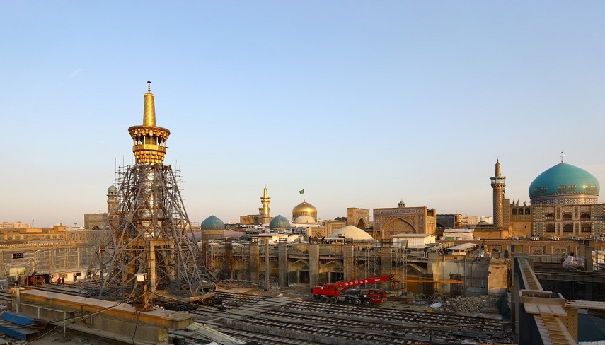 جابجايي گلدسته ۴۰ ساله حرم رضوي در ماه مبارك رمضان