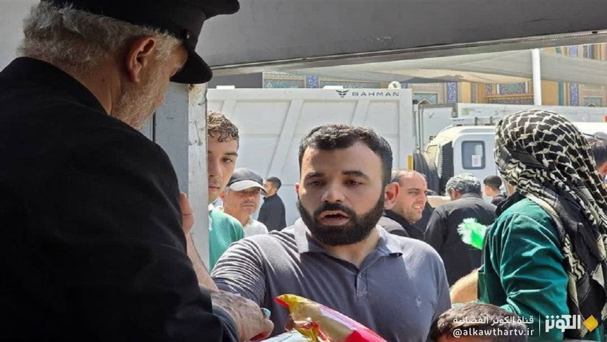 خدمة زوار الأربعين الحسيني في النجف الأشرف تحت راية الحرم الرضوي الشريف