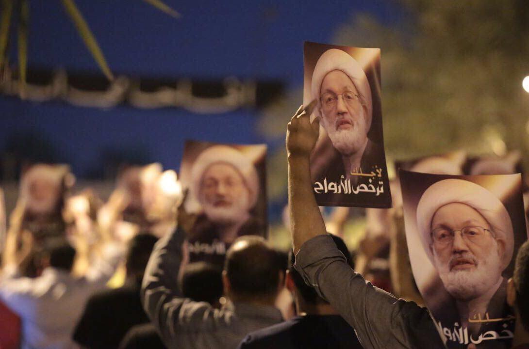 البحرين : حشود تواصل إعتصامها المفتوح في ⁧ ميدان_الفداء ⁩ أمام منزل آية الله قاسم نُصرةً للدين والعقيدة 