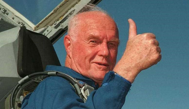 وفاة جون جلين أول رائد فضاء أمريكي