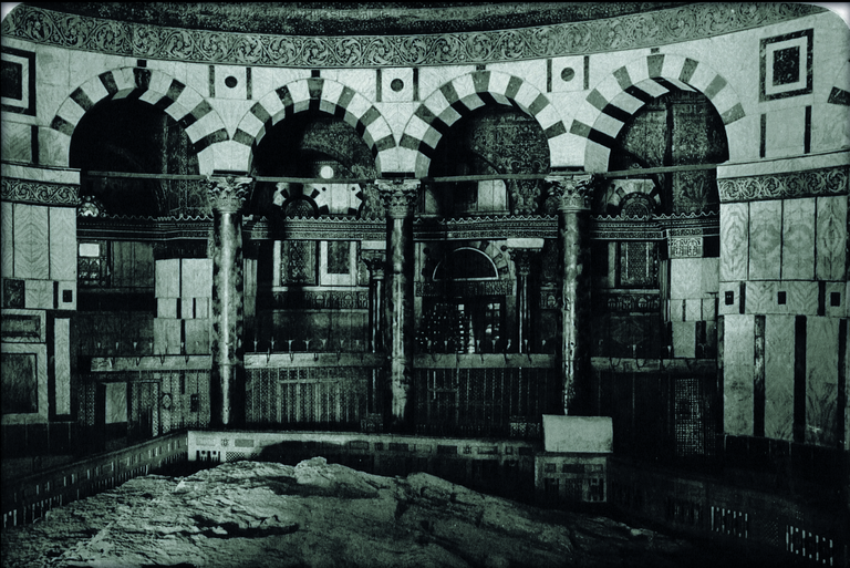 القدس -قبة الصخرة من الداخل و موضع معراج الرسول الأعظم (1901م)