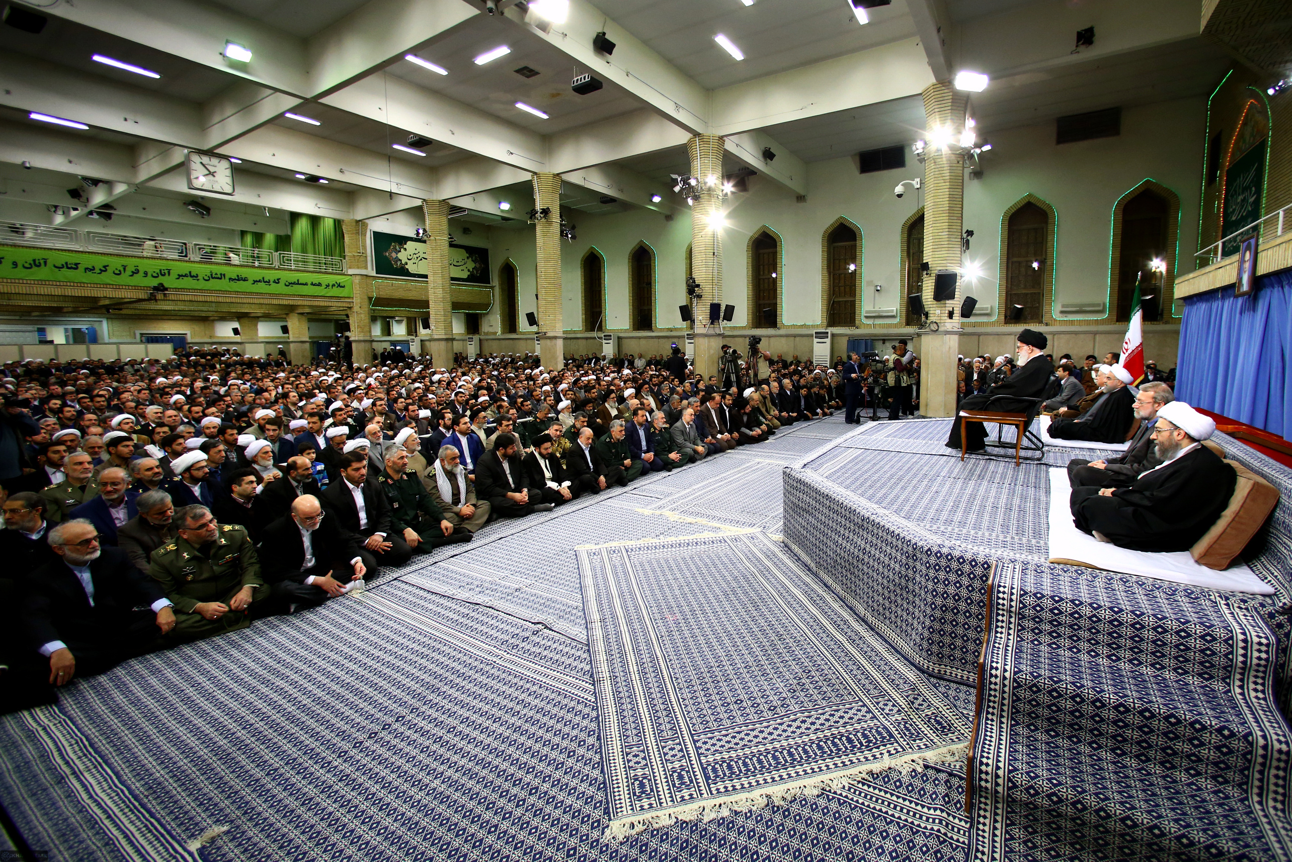 الامام الخامنئي يستقبل ضيوف مؤتمر الوحدة الاسلامية
