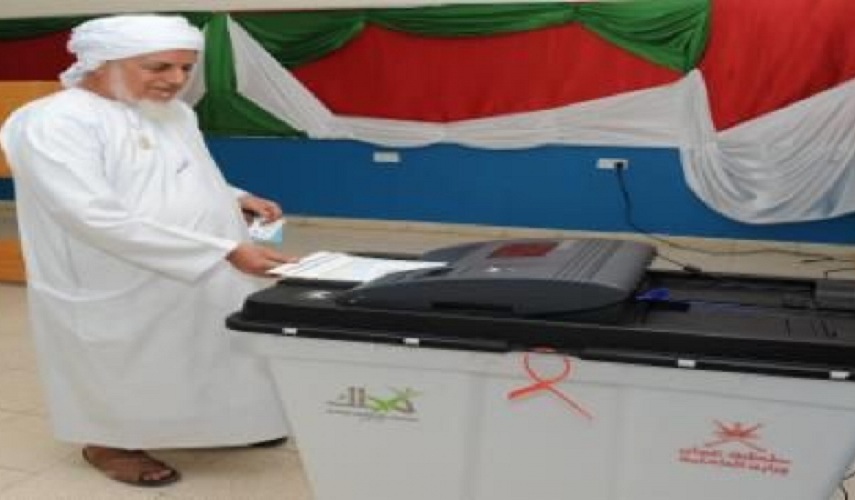 الناخبون العمانيون يدلون باصواتهم لاختيار اعضاء المجالس البلدية