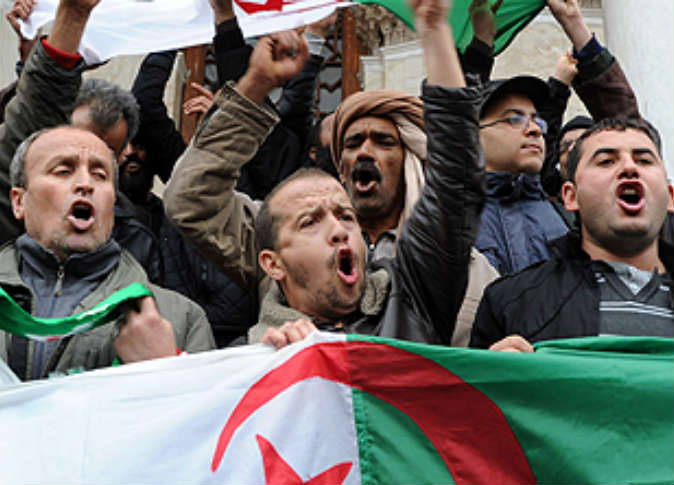 تفجير غرب عاصمة الجزائر واحتجاجات بوسط مدينة بجاية