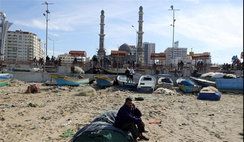 صيادو غزة يضربون بعد إغراق الاحتلال مركب صيد وفقدان احد زملائهم