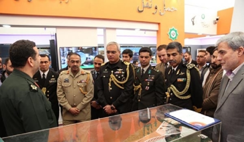 دبلوماسيون اجانب يتفقدون معرض اقتدار الحرس الثوري الايراني