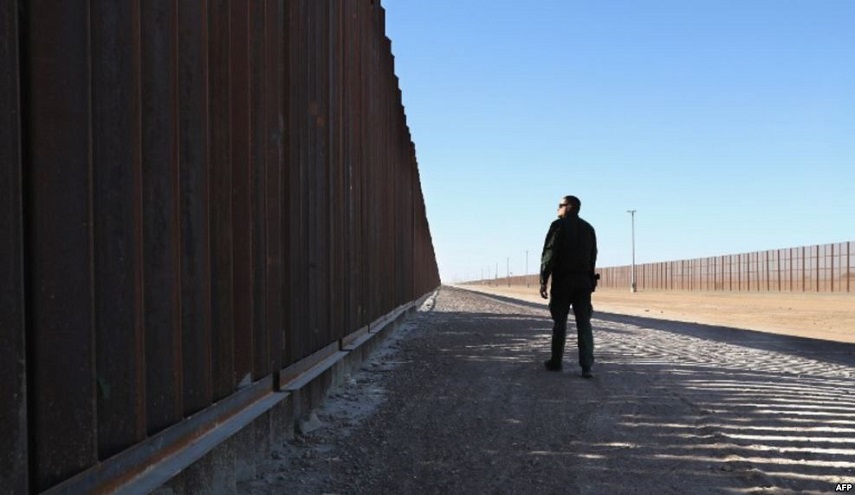 ترامب يتجه لبدء تنفيذ وعده باقامة جدار على حدود المكسيك