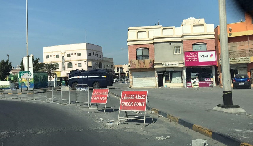 بالصور.. النظام البحريني يواصل تشديد إغلاق المنافذ المؤدية إلى منطقة ⁧ الدراز