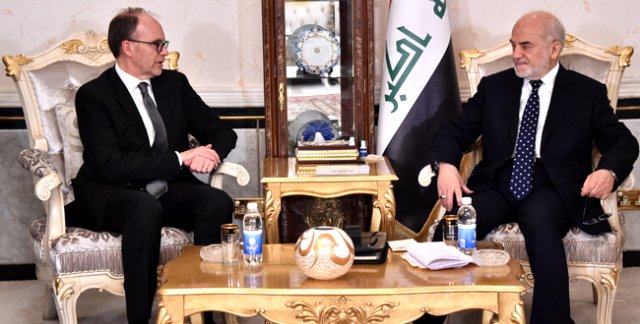  الجعفري للسفير الأميركي: العراقيون ضحية الإرهاب ونرفض قرار منع استقبال العراقيين