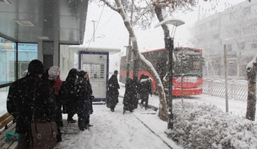 بالصور : الثلج يكسو طهران و 13 محافظة ايرانية 