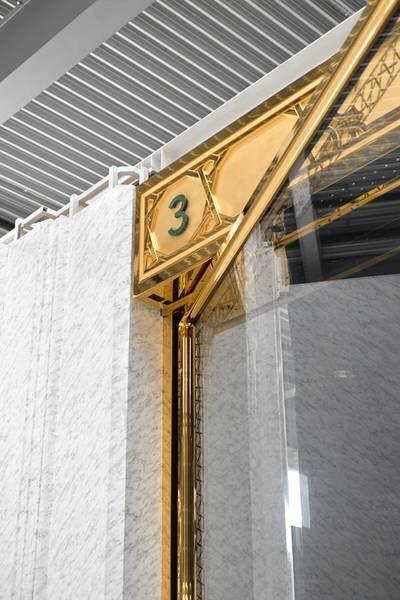 بالصور..الأبواب الزجاجية للمسجد الحرام المكسوة بالذهب الخالص