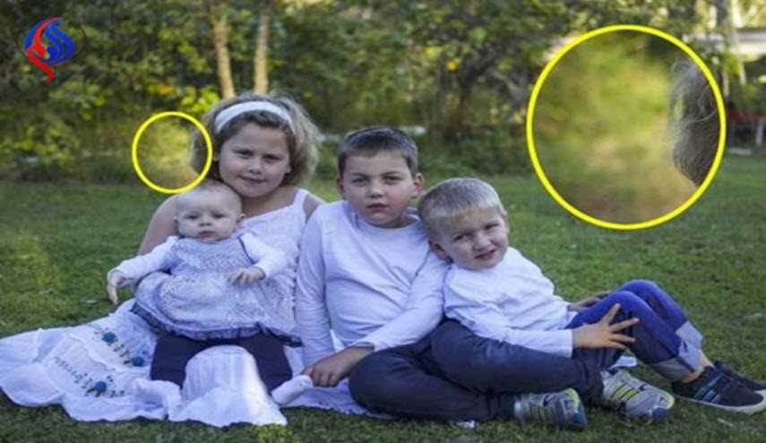 حادثة مذهلة... التقطت صورة لأطفالها فظهر أمر غريب!!