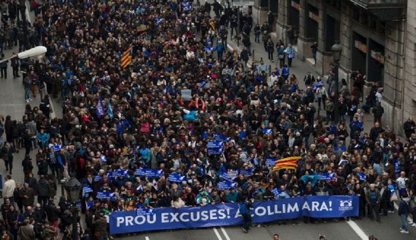 160 ألف متظاهر في برشلونة يطالبون الحكومة باستقبال لاجئين