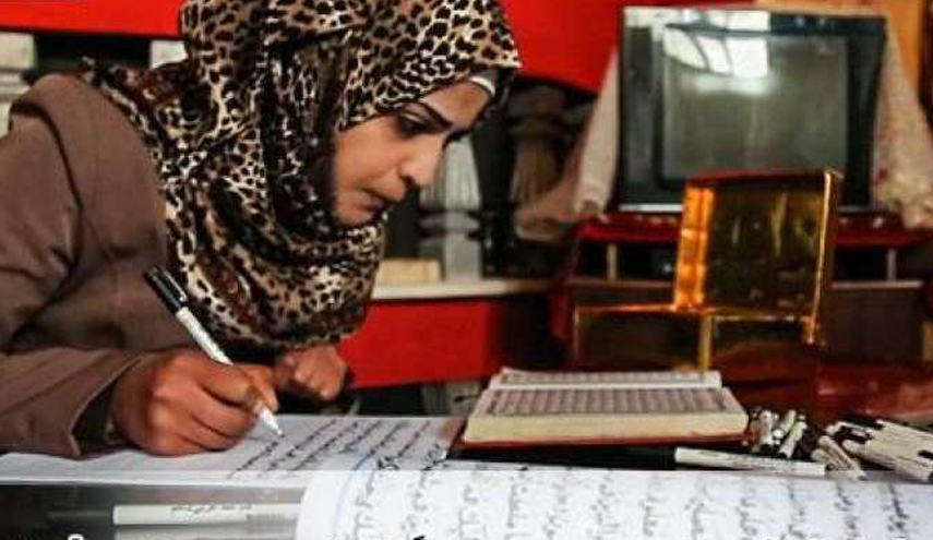 فتاة فلسطينية تنسخ "القرآن الكريم" يدويا بالرسم العثماني 