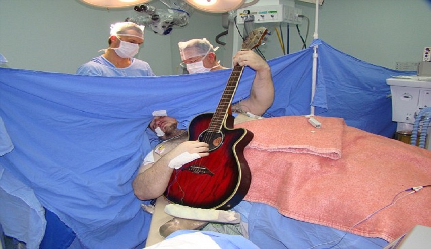 عجيب لكن ممكن !...  شاهد يعزف على الجيتار أثناء العملية جراحية بالمخ
