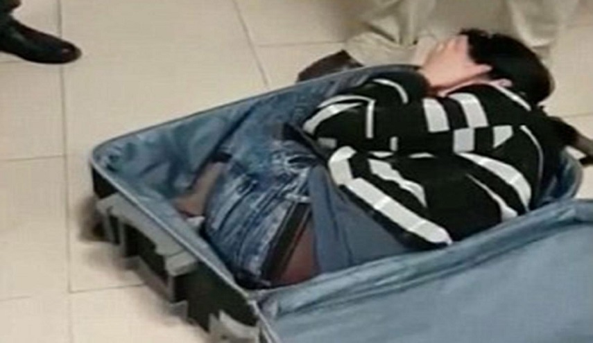 لاجئ سوري يحاول دخول اليونان في حقيبة سفر