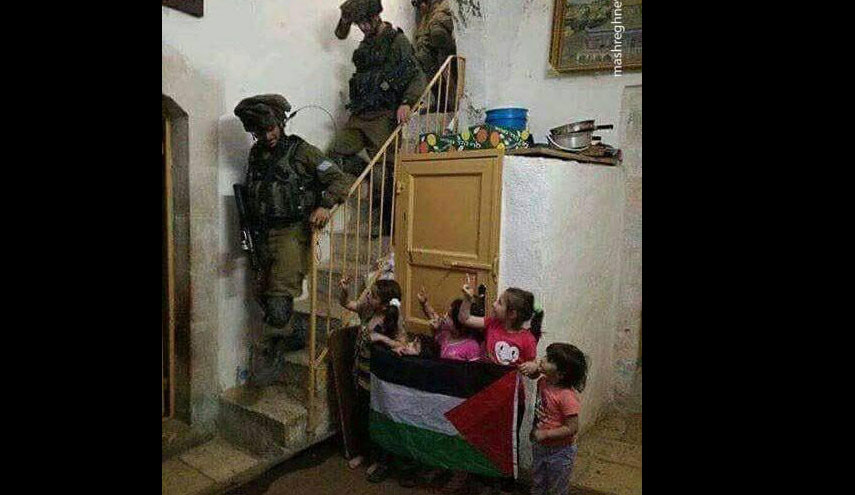 عکس: واکنش دیدنی کودکان فلسطینی به هجوم صهیونیست ها به خانه آنها