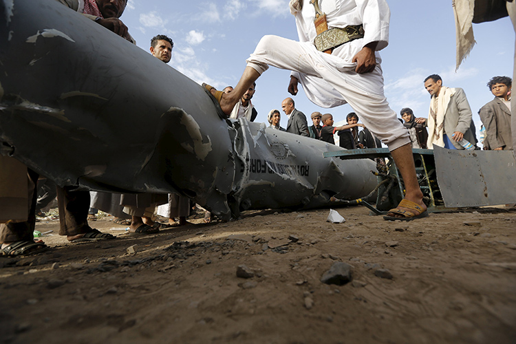 بالصور .. مصرع 12 ضابطا سعوديا اثر سقوط مروحية للتحالف في اليمن