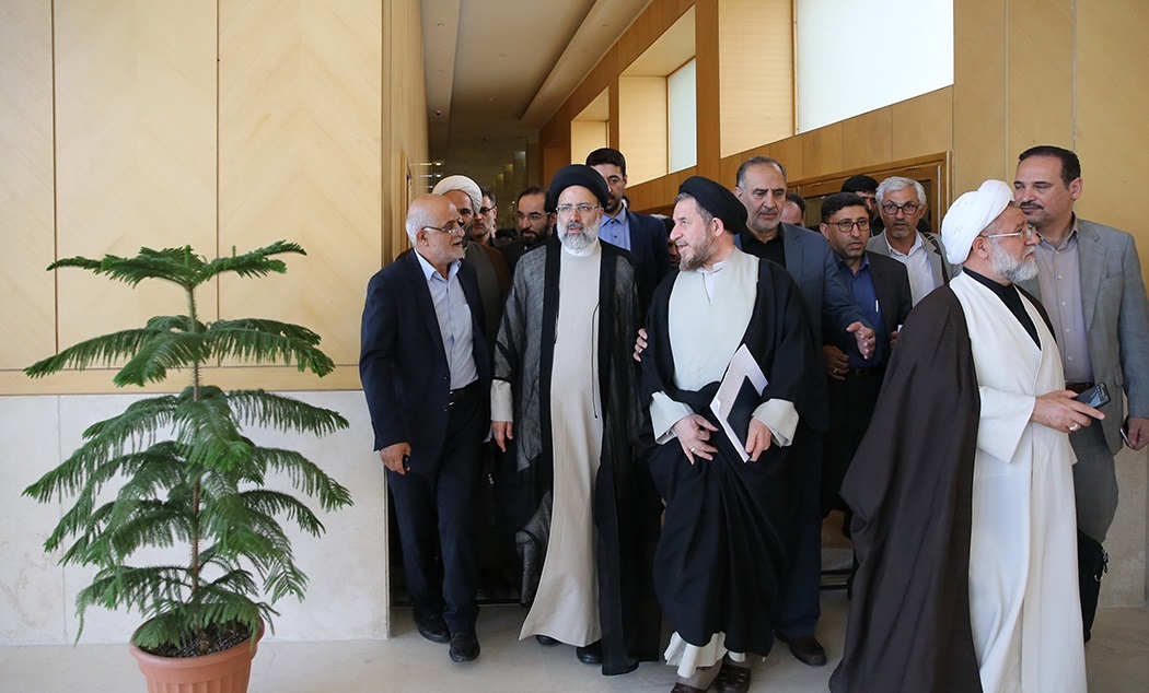 بالصور .. المرشح ابراهيم رئيسي يلتقي بعدد من نواب البرلمان الايراني