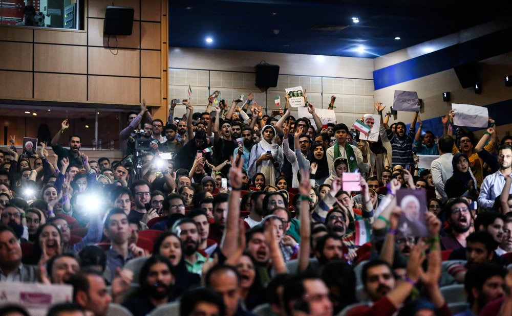 بالصور .. انصار المرشح روحاني في طهران