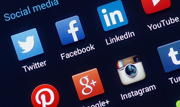مسؤول صهيوني يفجر مفاجأة تتعلق بمواقع التواصل الاجتماعي