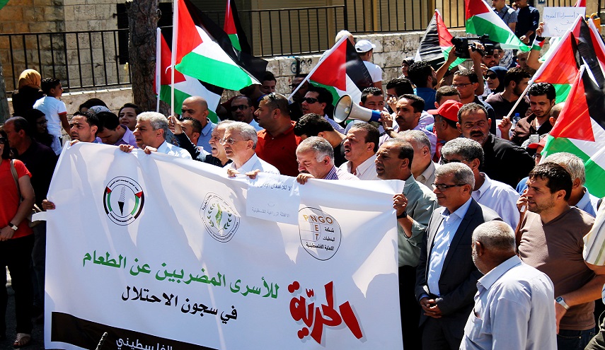تضامن فلسطيني واسع مع الأسرى المضربين في سجون الاحتلال