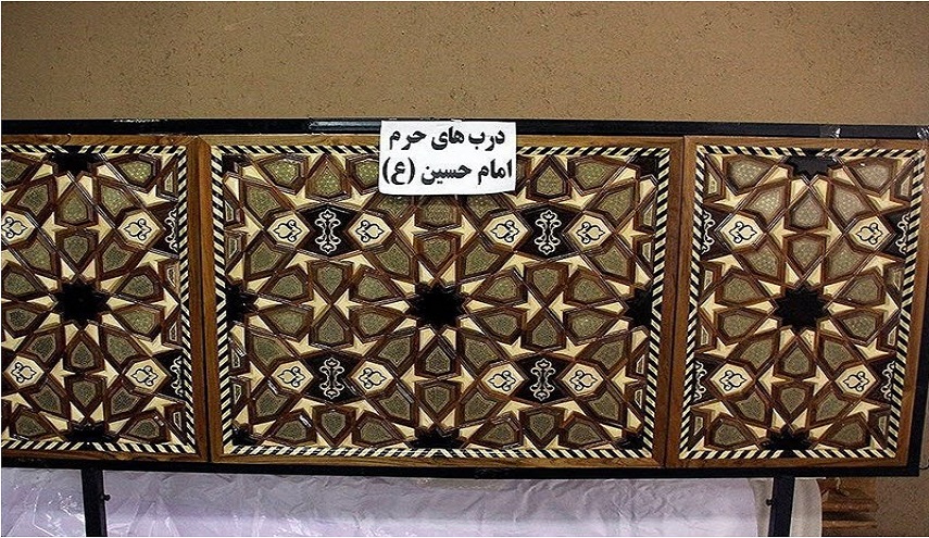 تركيب الألواح الخلفية المزخرفة لأبواب ضريح الإمام الحسين (ع)