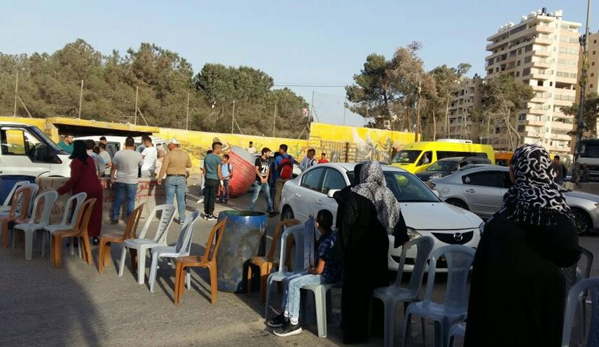 شبان وأمهات الأسرى يغلقون مداخل رام الله في اليوم الـ29 للإضراب