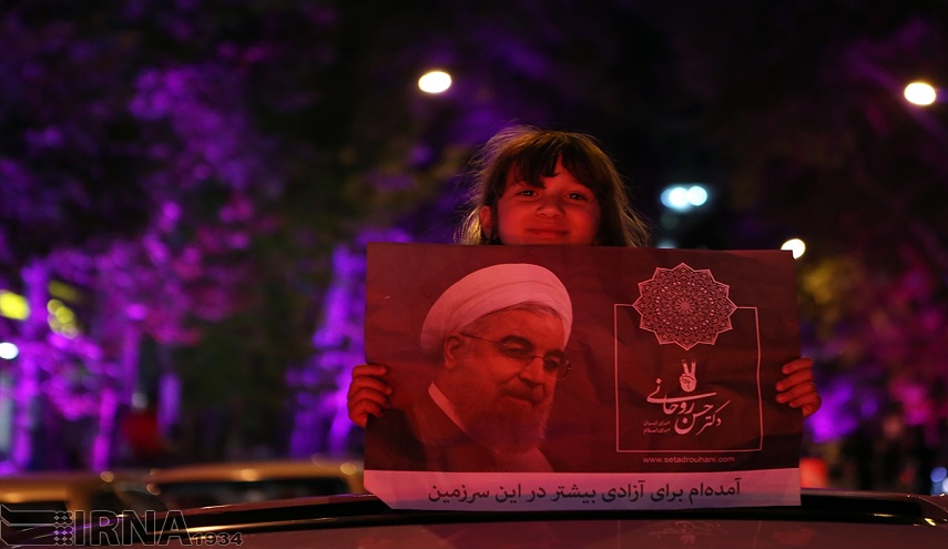 بالصور.. احتفالات جماهيرية بفوز الرئيس روحاني في شوارع طهران
