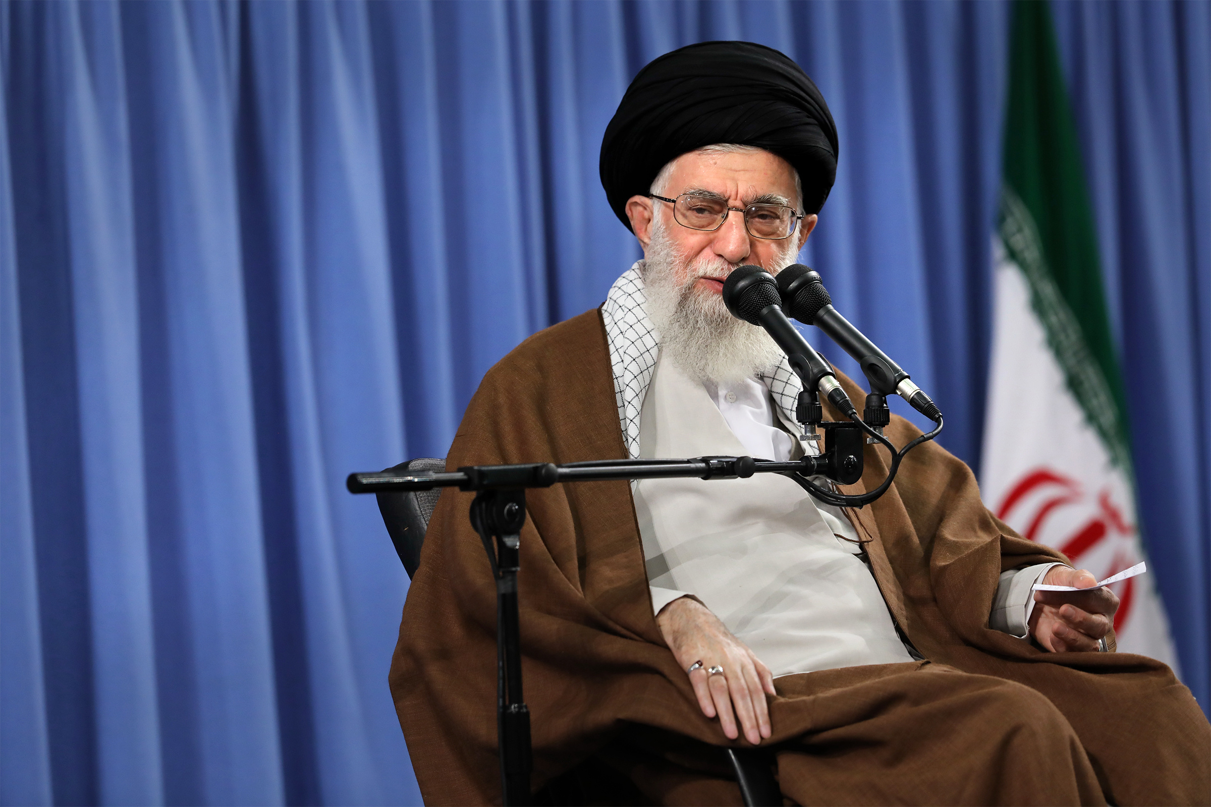 پاسخ های امام خامنه ای به ۲۰ پرسش درباره "بیداری اسلامی"