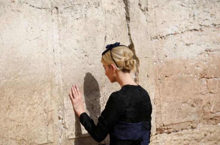 بالصور... لماذا ارتدت إيفانكا القبعة اليهودية في الكيان الاسرائيلي ولم ترتدي الحجاب في السعودية؟!