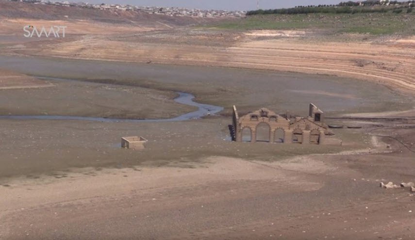 بالصور... اكتشاف مبنى أثري في قاع بحيرة الرستن بعد انحسار مياهها
