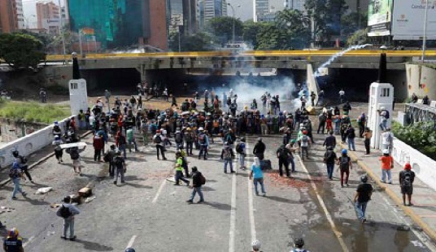 100 مصاب في اشتباكات جديدة بين الشرطة ومتظاهرين في كاراكاس