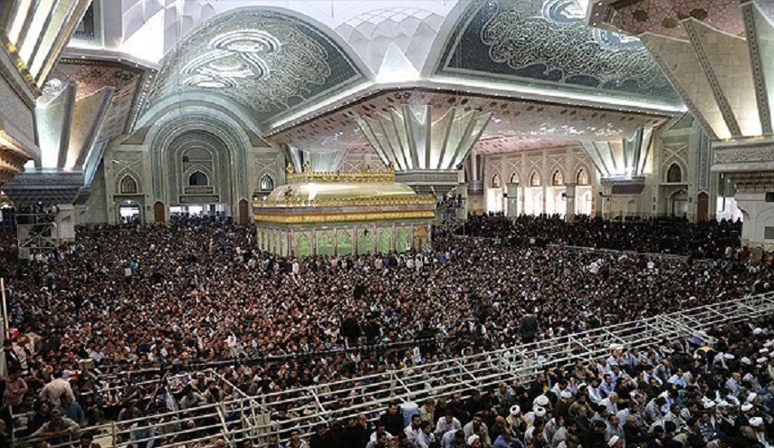 مئات آلاف الزوار يشاركون في مراسم احياء ذكرى رحيل الامام الخميني (رض)