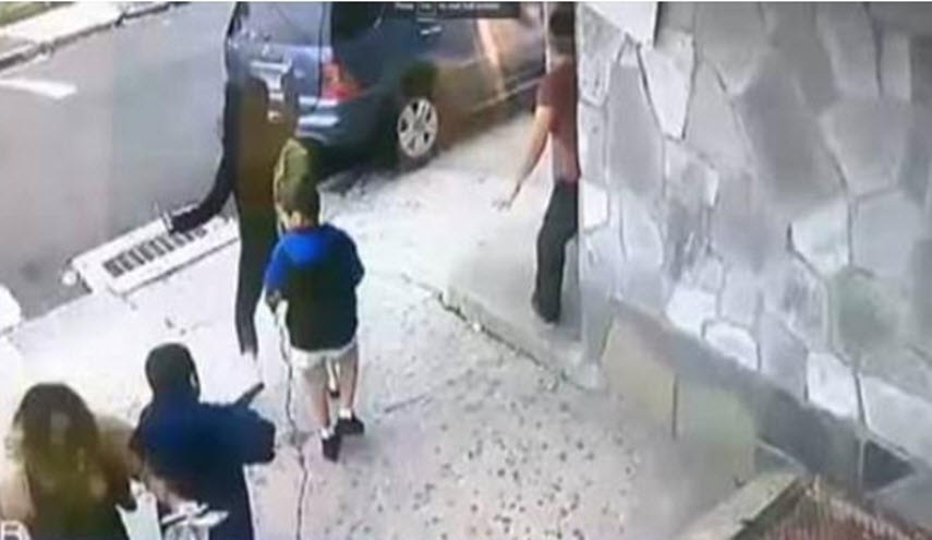 بالفيديو ... امرأة تلقي بنفسها أمام سيارة لإنقاذ طفل