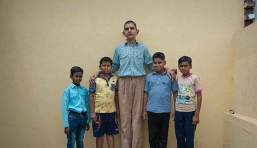 صورة: كَسَرَ الرقم القياسي.. في الثامنة من عمره طوله 198 سنتيمتراً!