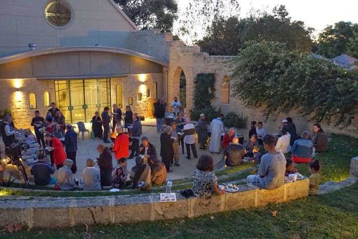 برگزاری نماز جمعه و افطار در یک کلیسا+ تصاویر