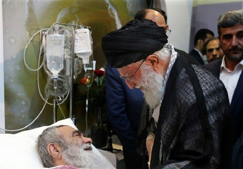 الإمام الخامنئي يزور آية الله مظاهري في المستشفى