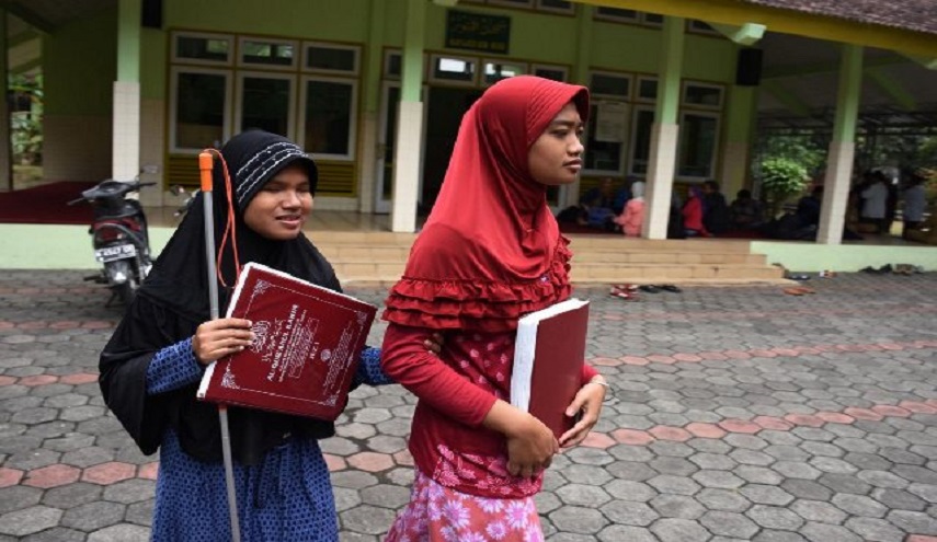 بالصوّر... مسجد "النور" في أندونيسيا ينظّم برامج قرآنية لفئة المكفوفين