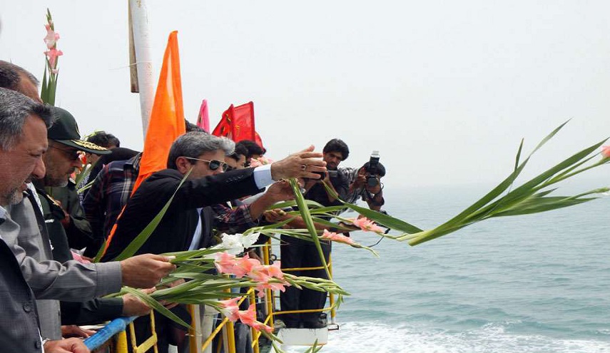 بالصور.. نثر الزهور في محل اسقاط طائرة الايرباص الايرانية في مياه الخليج الفارسي