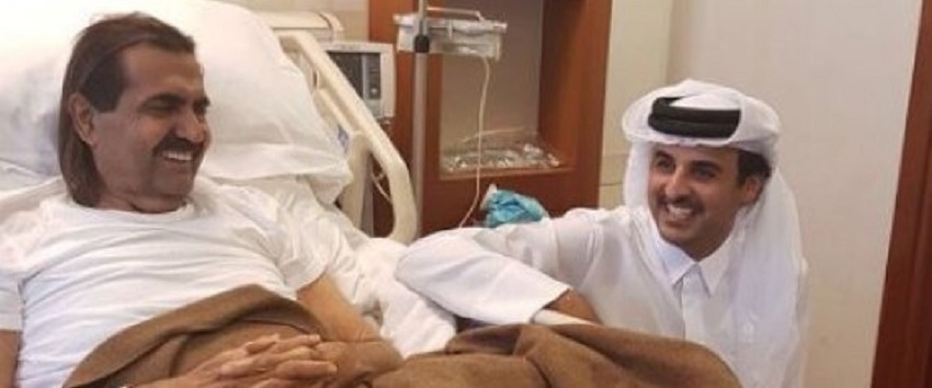 بالصورة... أمير قطر يزور والده في المستشفى بعد إجرائه جراحة في الساق