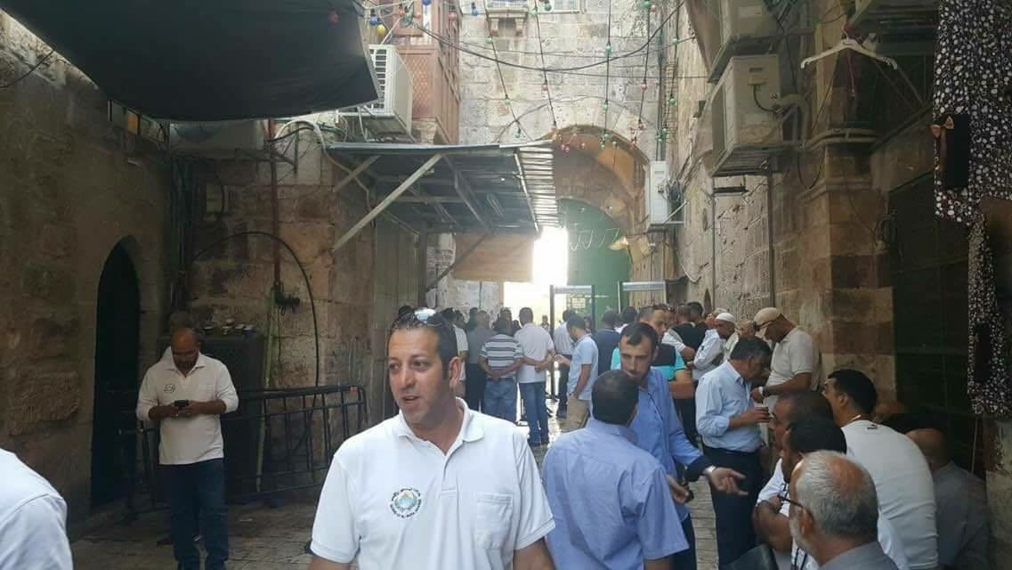 بالصور.. الفسطينيون يحتجون على وضع البوابات الإلكترونية في القدس